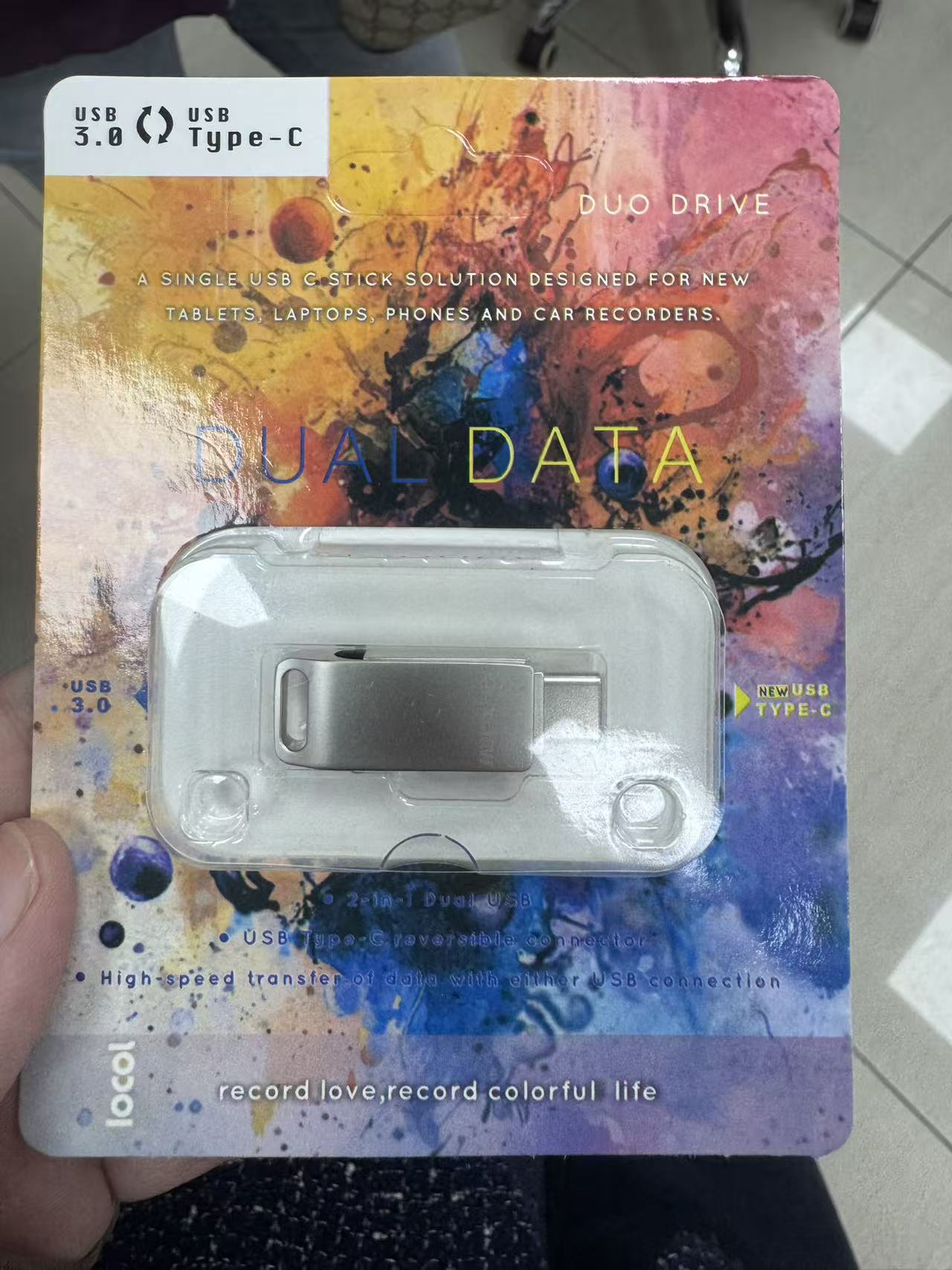 黑色U盘正面显示OpenClaw标识，金属质感表面，USB接口清晰可见，背景为浅色桌面